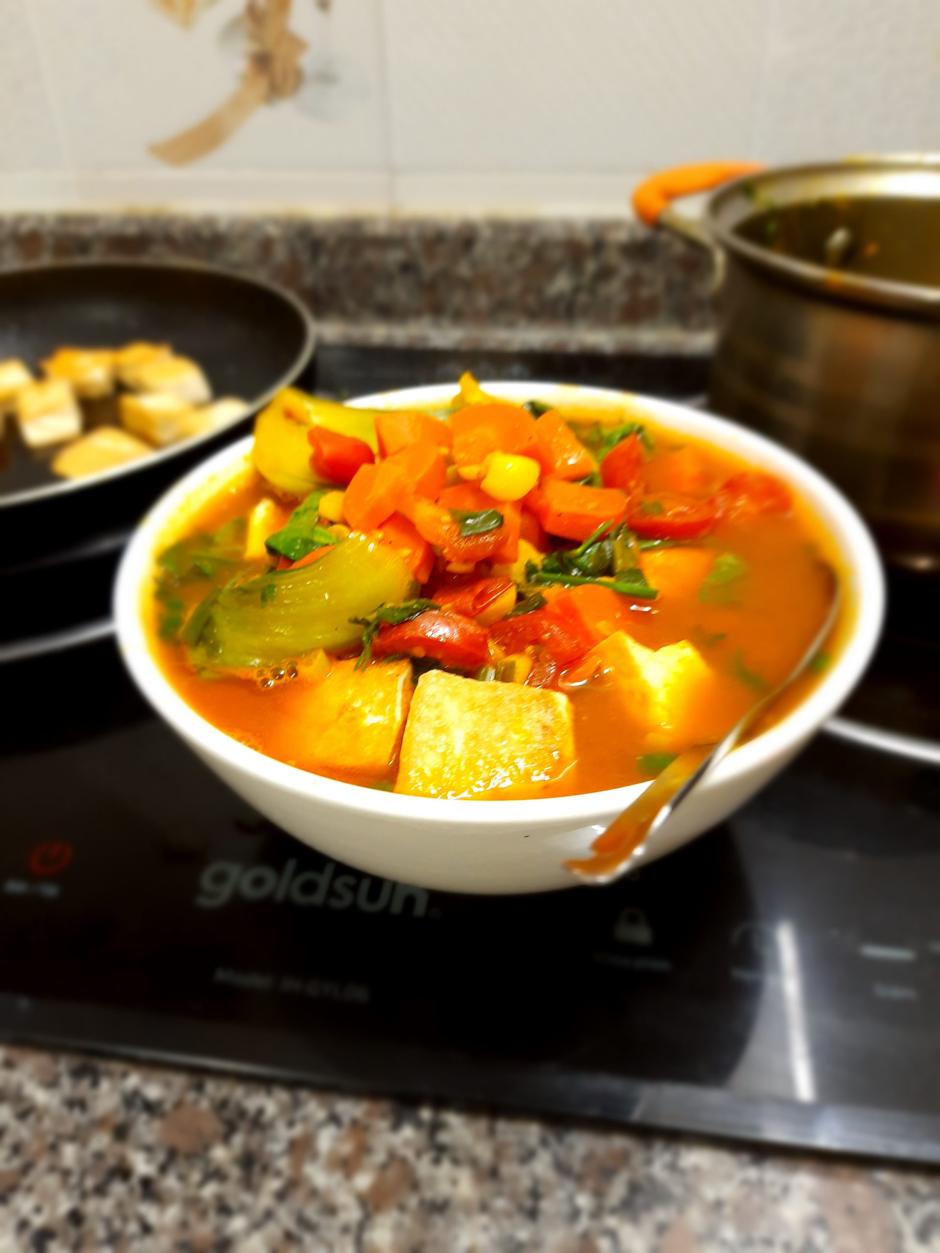 Healthy habits #1: Vegan tofu and tomato noodle soup - Yoga with Lolli